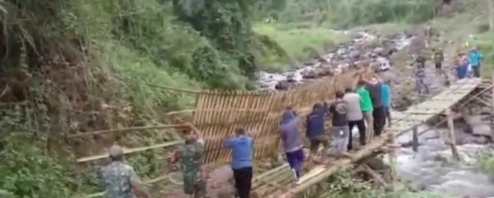 Masyarakat Jatibanteng dan Koramil 0823/14 Jatibanteng Bangun Jembatan