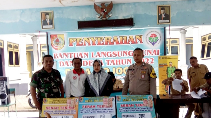 Penyaluran BLT DD Dipantau Langsung Oleh Kepala Desa Mojogemi, M. Zaenal Hafifi