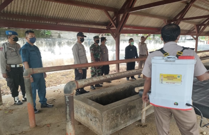 Penyemprotan dan Pengecekan Karantina Hewan Oleh Petugas Forkopimca Mangaran
