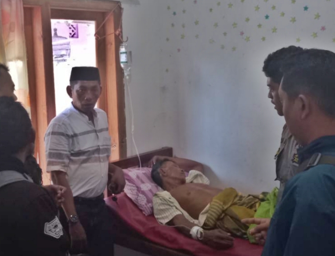 Perahu Terbalik dan 2 Nelayan Terapung Selama 4 Jam Setelah Diterjang Angin Kencang dan Ombak