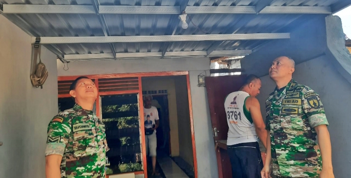 Anggota Kodim 0823 Situbondo Perbaiki RTLH Kusus Purnawirawan TNI di Situbondo