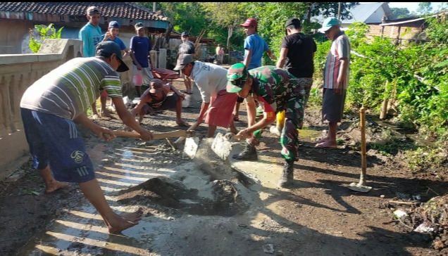 Sinergi Rakyat Bersama Anggota TNI , Perbaiki Saluran Air dan Selokan di Kecamatan Jatibanteng