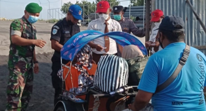 Sejumlah Anggota Koramil Jangkar Periksa Para Penumpang Kapal di Pelabuhan Jangkar