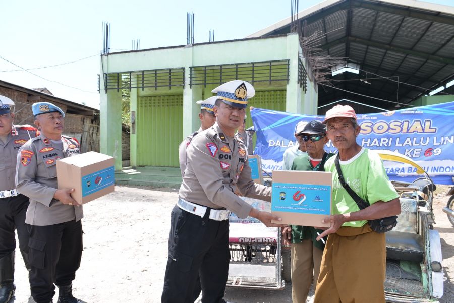 Peringati HUT Lalu Lintas ke 69, Satlantas Polres Situbondo Bagikan Ratusan Paket Sembako