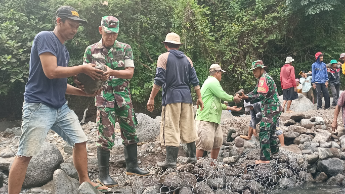 Personil Koramil 0823/15 Bungatan bersama Masyarakat Gotong Royong Perbaiki Bendungan Sungai