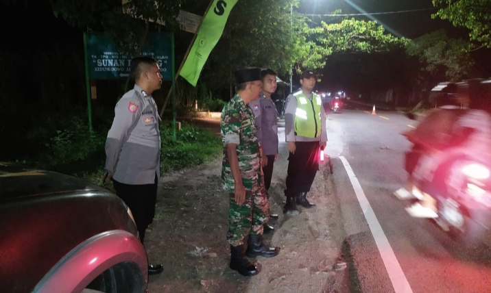 Personil TNI Polri Jaga Lokasi Rawan Kecelakaan di Jalan Raya Hutan Baluran Situbondo