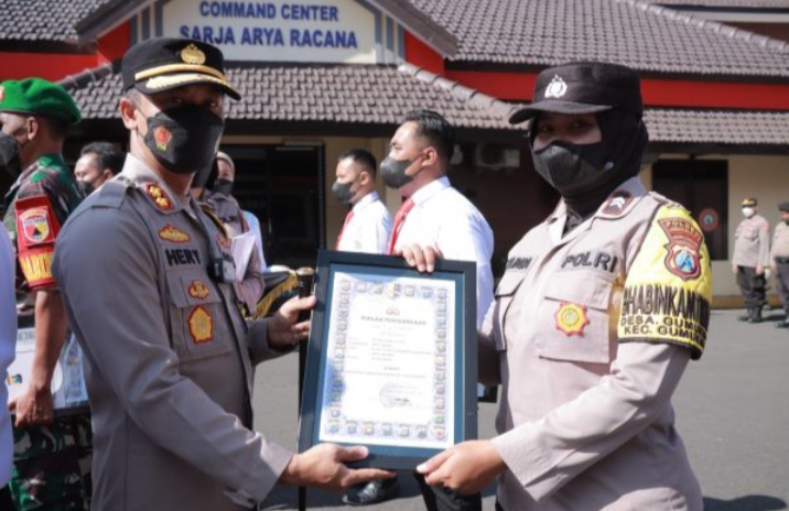 Personil Yang Berprestasi  Diganjar Reward oleh Kapolres Jember