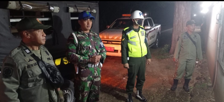 Petugas Gabungan Lakukan Patroli Operasi Kopel Tibkab di Warung Remang Besuki