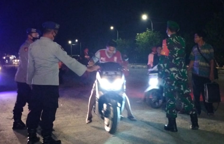 Petugas Gabungan Lakukan Pemeriksaan Terhadap Para Penumpang di Pelabuhan Jangkar