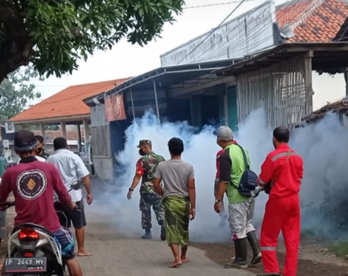 Petugas Gabungan Lakukan Penyemprotan di Kampung Krajan Desa Jangkar