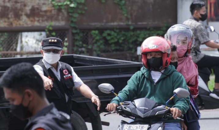Petugas Gabungan Langsung Mencegat dan Diperintah Bervaksinasi Bagi yang Tak Bisa Menunjukkan Kartu