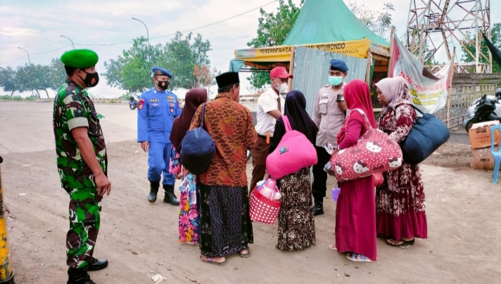 Petugas Gabungan Periksa Para Penumpang KMP Satuan Kencana di Pelabuhan Jangkar