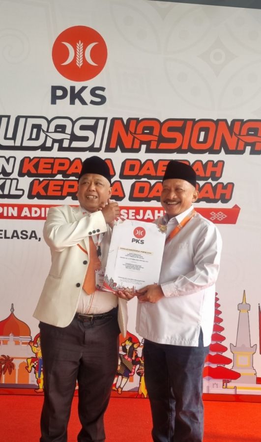 PKS Serahkan Surat Rekomendasi Model B Persetujuan Parpol KWK Kepada Bakal Calon Bupati Situbondo