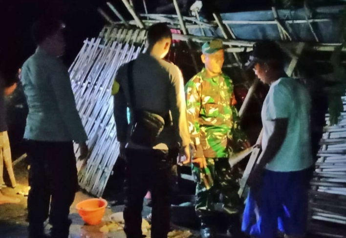 Pohon Trembesi di Jalur Pantura Situbondo Tumbang, Timpa Warung Buah