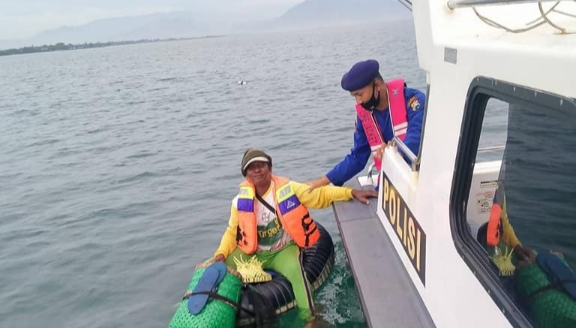 Polair Beri Alat Keselamatan Bagi Nelayan Pancing di Perairan Kalbut