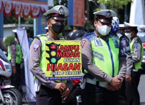 Polantas Polres Situbondo Tunjukkan Tulisan Bahasa Daerah