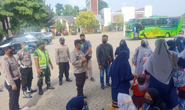Waspadai Penyebaran COVID-19 di Rest Area SPBU, Polisi Bagi -bagi Masker Kepada Masyarakat