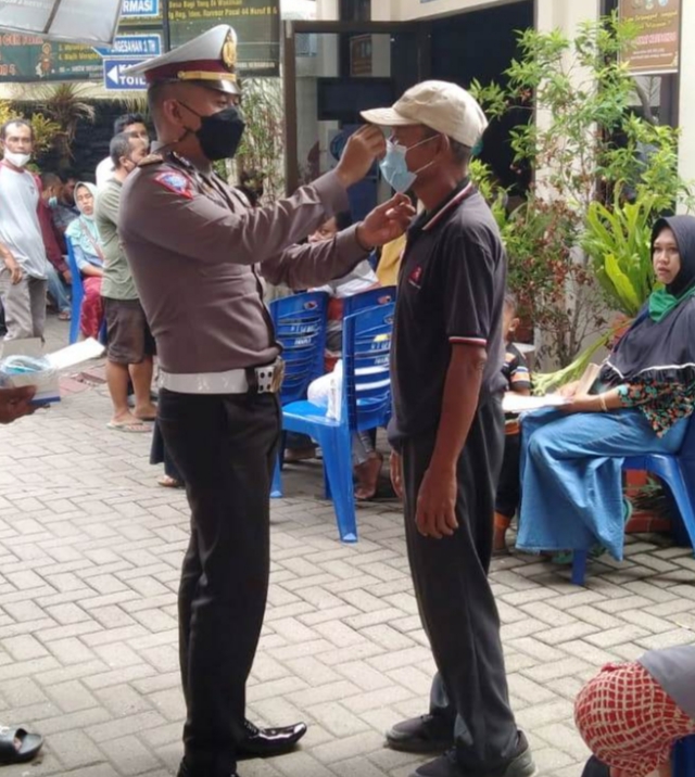 Ketika Terjadi Antrean di Samsat, Polisi Bagikan Masker Pada Para Wajib Pajak