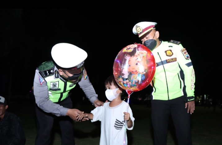 Polisi Beri Hadiah Anak-Anak Yang Rajin Pakai Masker