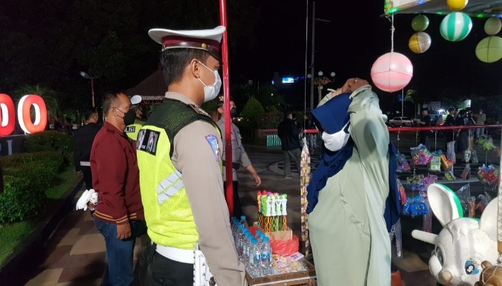 Warga Situbondo Belum Disiplin Prokes, Polisi Beri Teguran dan Masker Gratis