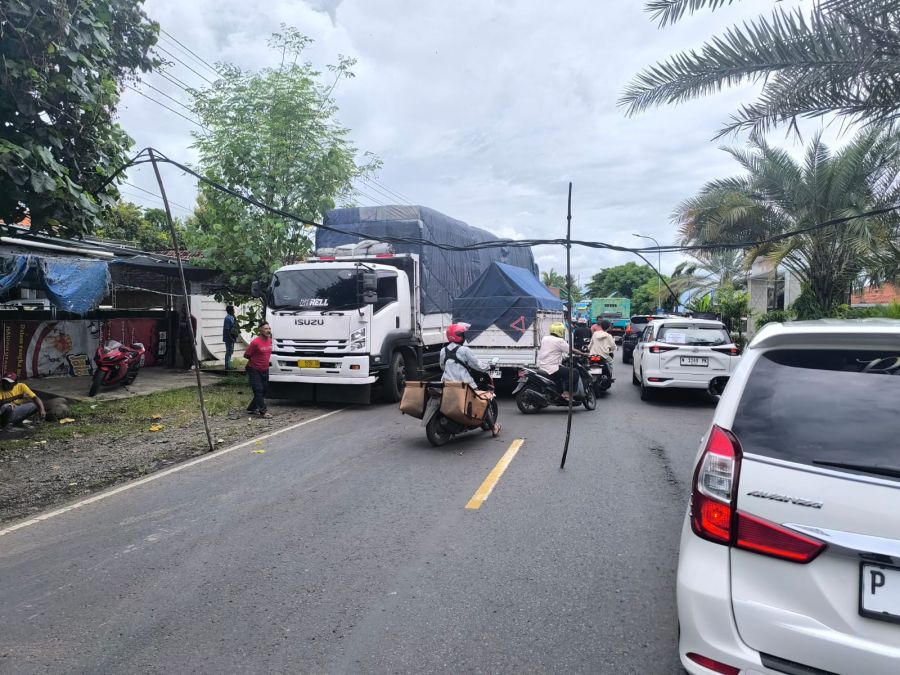 Polisi dan Warga Angkat Kabel Listrik Ganggu Lalu Lintas di Jalan Pantura Bungatan