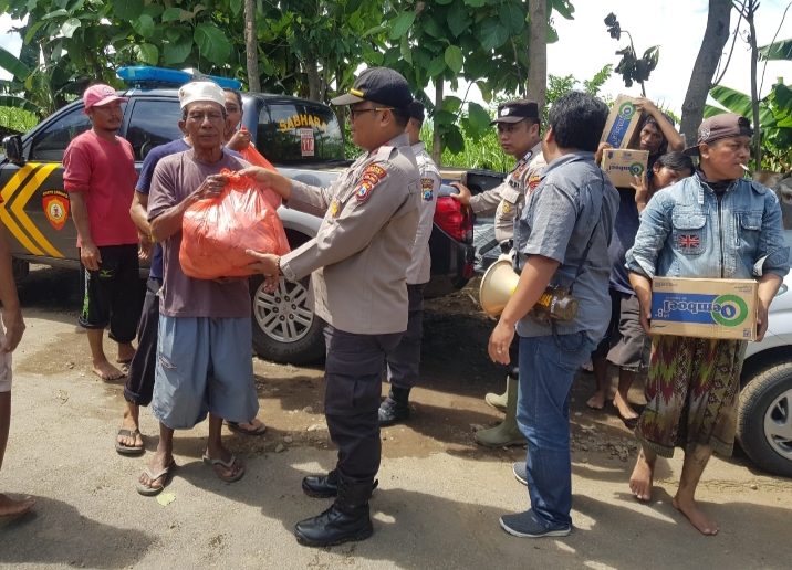 Polisi Droping Bantuan Makanan untuk Warga Terdampak Banjir di Kendit 