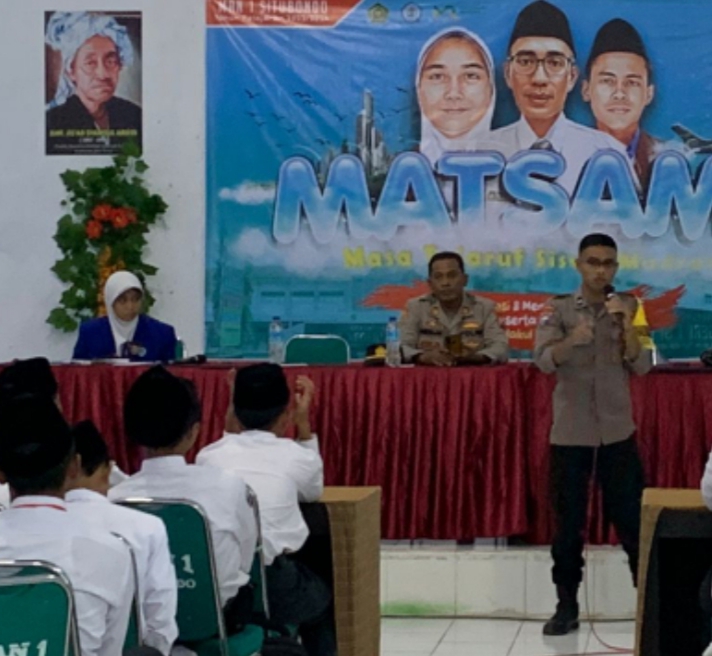 Polisi Edukasi Kesadaran Hukum kepada Siswa Baru di MAN 1 Situbondo Pada Saat Masa Ta'aruf