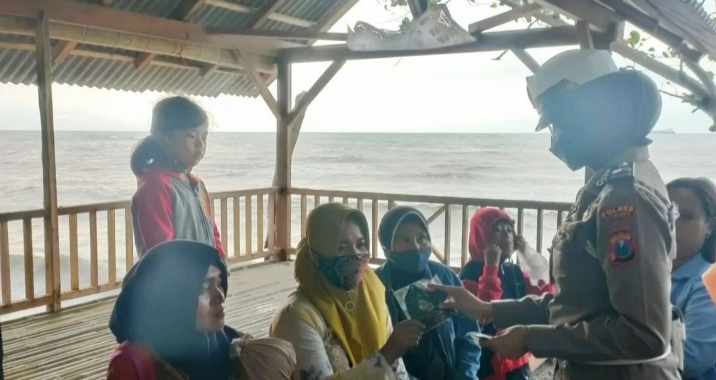 Polisi Ingatkan Prokes dan Bagi Masker di Tempat Wisata Pantai Pathek