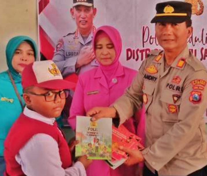 Polisi Peduli Literasi, Bagi-bagi Buku Bacaan Kepada Para Murid SD di Situbondo