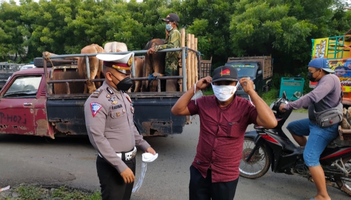 Polisi Sasar Para Pengunjung dan Pedagang di Pasar Hewan Bagi Masker