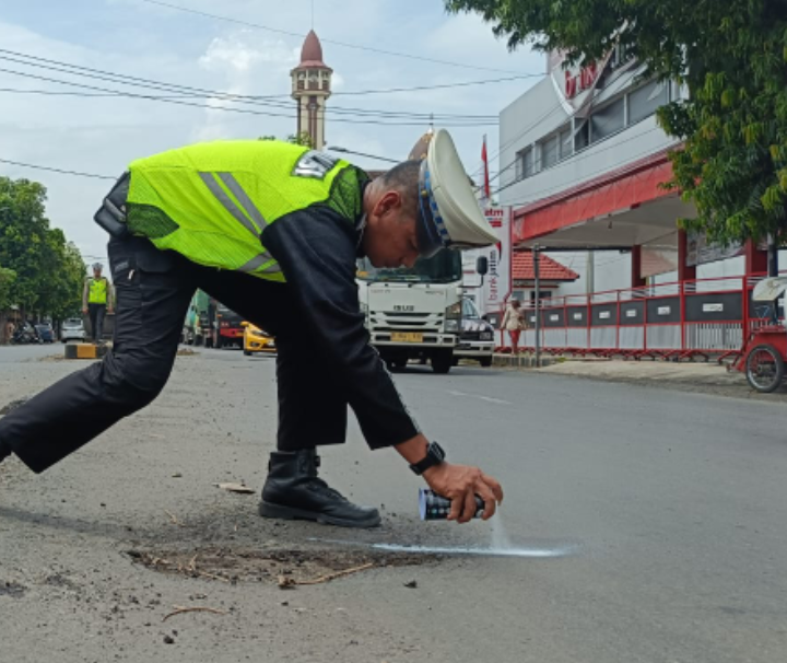 Polisi Tandai Jalan Berlubang dan Bergelombang di Situbondo