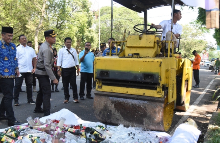 Polres Bondowoso Hancurkan 1.620 Botol Miras 