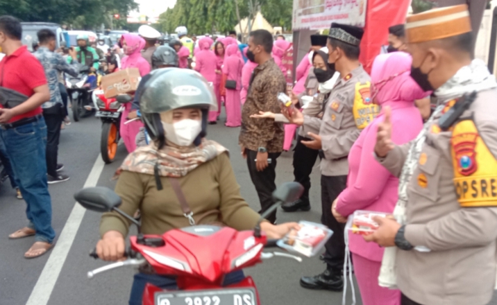 Polres Situbondo Bagi-bagi Ratusan Takjil Diiringi Hadrah