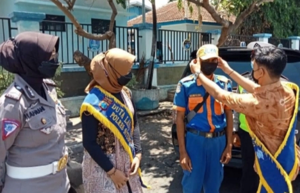 Tidak Pernah Kendor di Tengah Pandemi Covid-19, Polres Situbondo Bagikan Masker dan Ingatkan Prokes