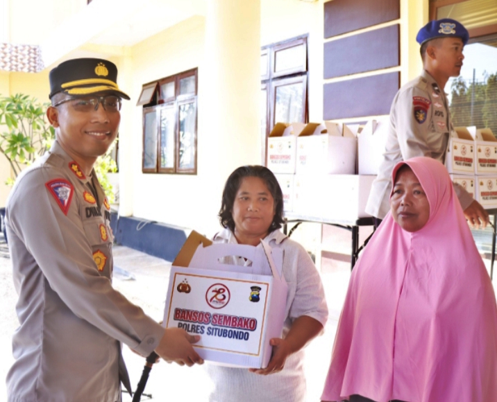 Polres Situbondo Bagikan Paket Sembako untuk Warga Tidak Mampu