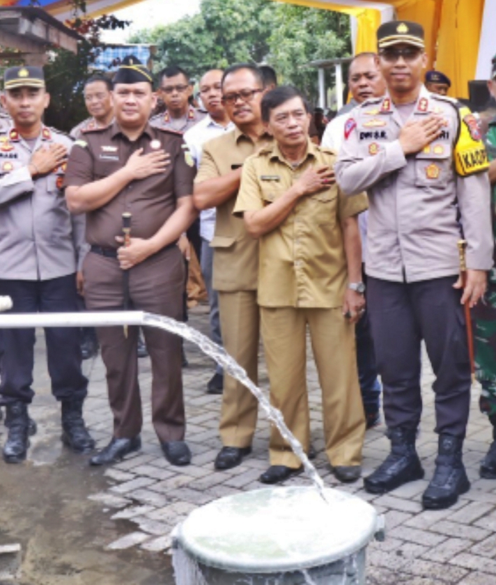Suplai Air Bersih untuk 500 KK di Desa Tanjung Pecinan, Polres Situbondo Bangun Sumur Bor 