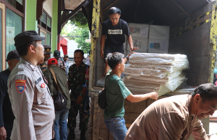 Polres Situbondo bersama TNI Kawal Distribusi Logistik Pilkada 2024 ke PPK