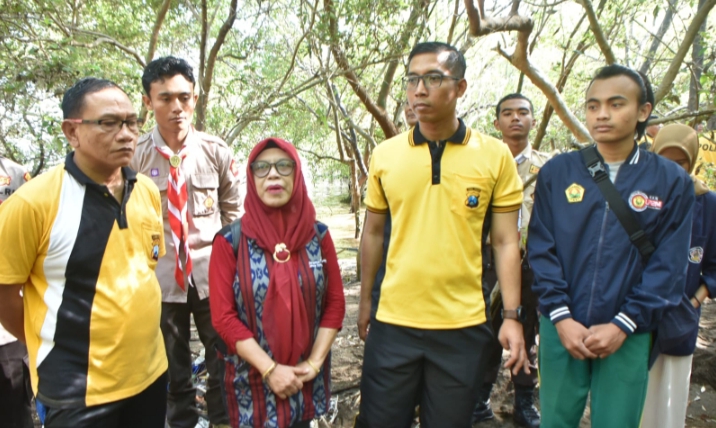 Polres Situbondo Bersih - bersih Sampah di Pantai dan Hutan Mangrove