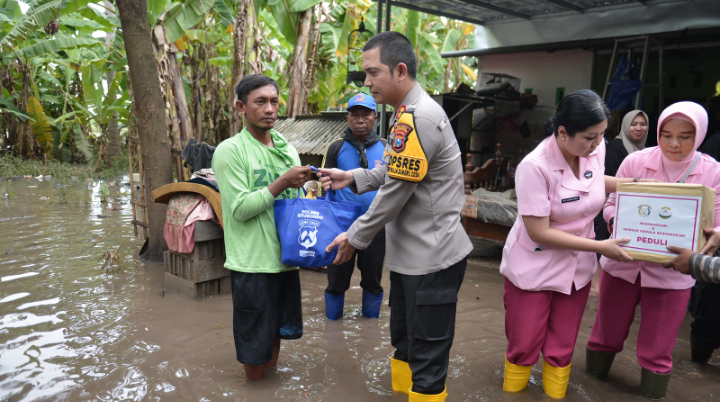 Polres Situbondo dan Bhayangkari Salurkan Bantuan kepada Warga Terdampak Banjir di Kecamatan Kendit