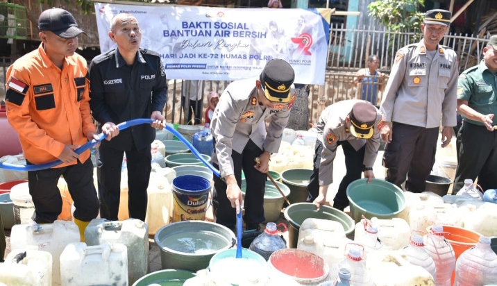 Polres Situbondo Droping 10 Ribu Liter Air Bersih dan Sembako di Desa Terpencil