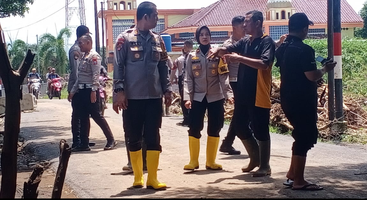 Polres Situbondo Gelar Bakti Sosial Bersihkan Material Pasca Banjir di Kecamatan Kendit