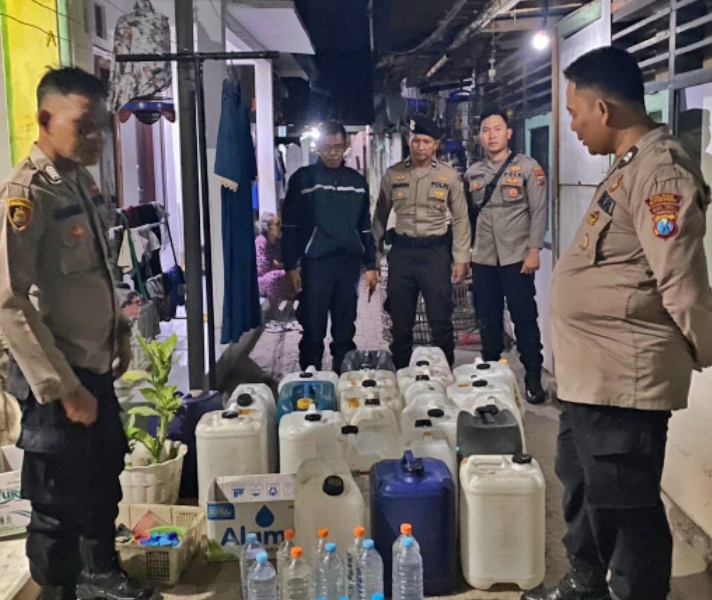 Gerebek Rumah Penyimpanan Miras, Polres Situbondo Sita Puluhan Jerigen Arak