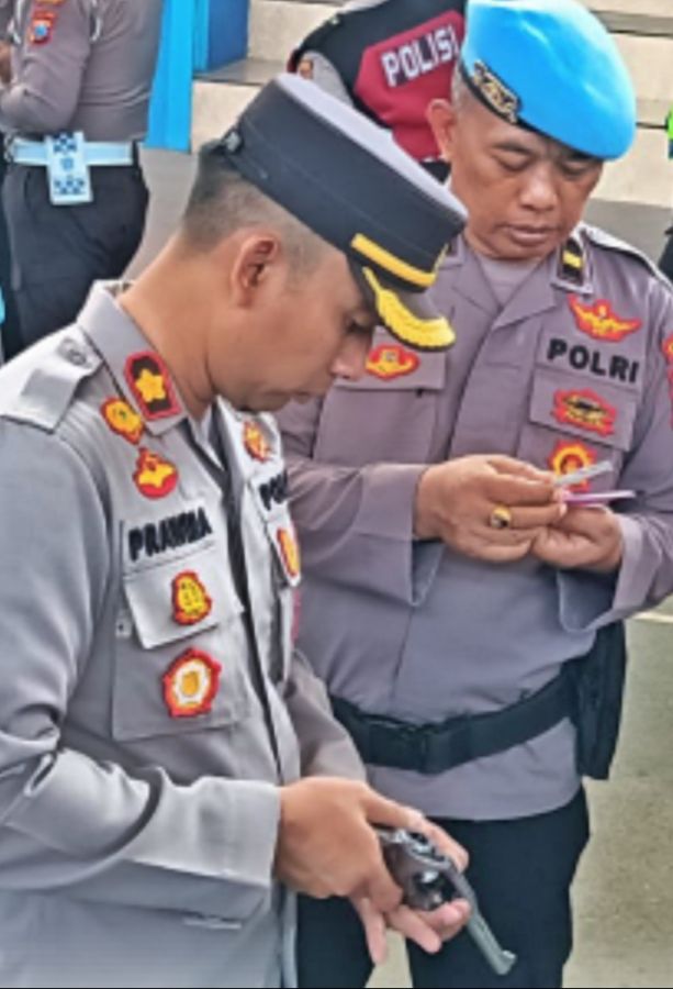 Polres Situbondo Lakukan Pemeriksaan Senjata Api Jenis Revolver Secara Berkala