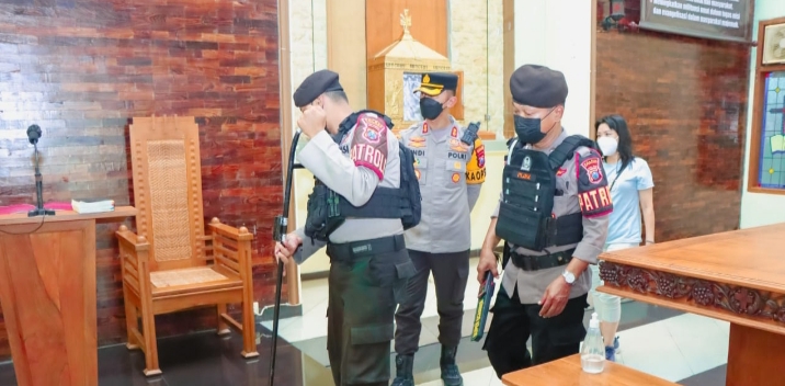 Polres Situbondo Lakukan Pengamanan Pada Hari Isa Al-Masih di Gereja