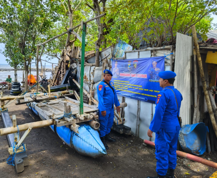 Polres Situbondo Pasang Spanduk Imbauan Kewaspadaan di Sejumlah Wisata Pantai