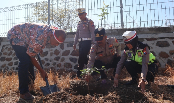 Polres Situbondo Peduli Lingkungan, Tanam Ratusan Pohon Untuk Penghijauan