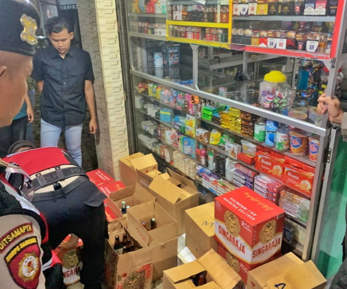 Ciptakan Kamtibmas Kondusif Jelang 1 Muharram, Polres Situbondo Sita Ratusan Botol Miras