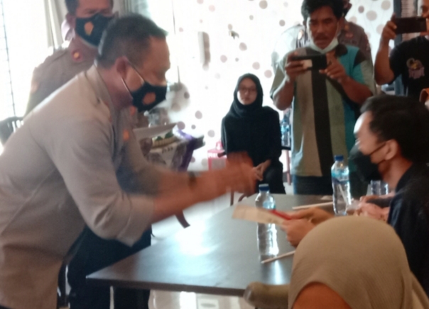Polres Situbondo Undang Wartawan dan Para Netizen, Kapolres Beri Santunan Kepada Kaum Difabel