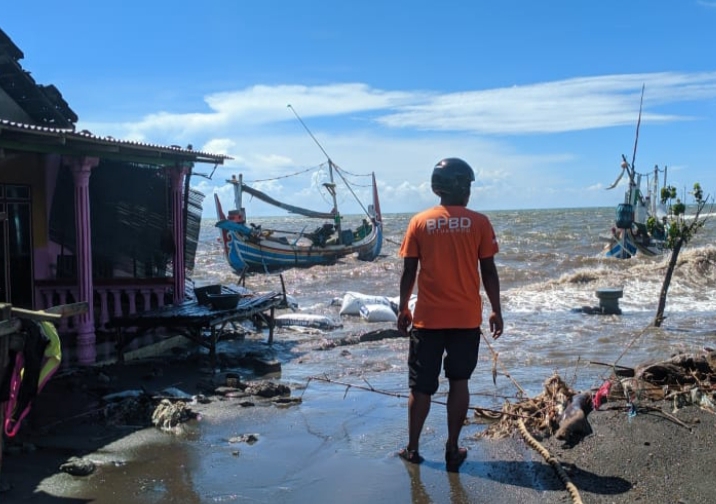 Ombak Setinggi 3 Meter dan Banjir Rob di Dusun Pesisir Landangan Porak-porandakan Puluhan Rumah