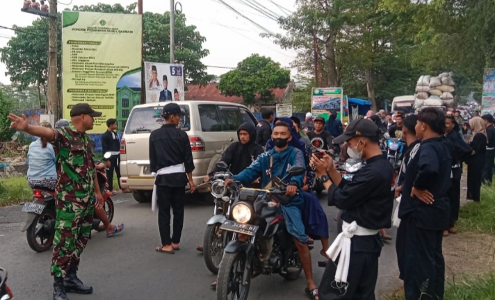 Potret Sore : Babinsa Tlogosari Bondowoso Bersama PSHT Bagikan Takjil Gratis